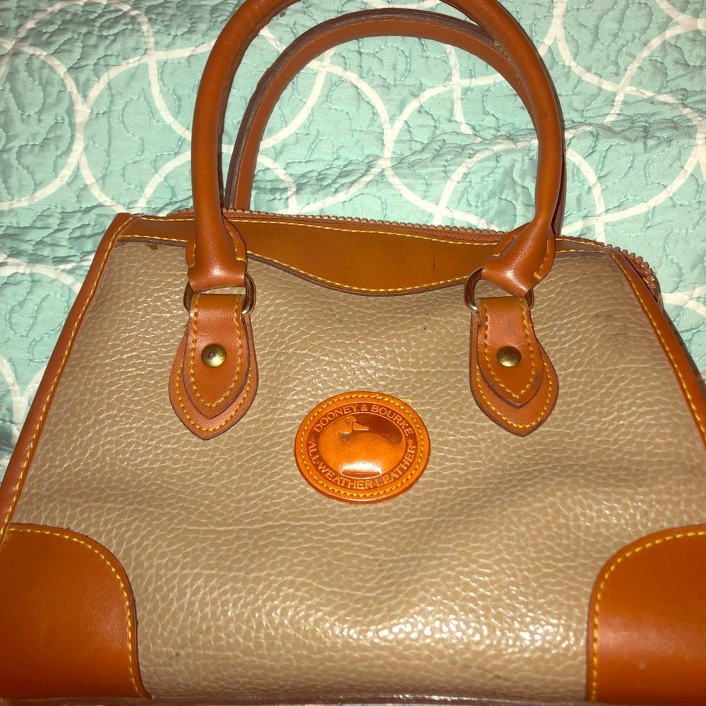 Dooney & Bourne handbag/shoulder bag.